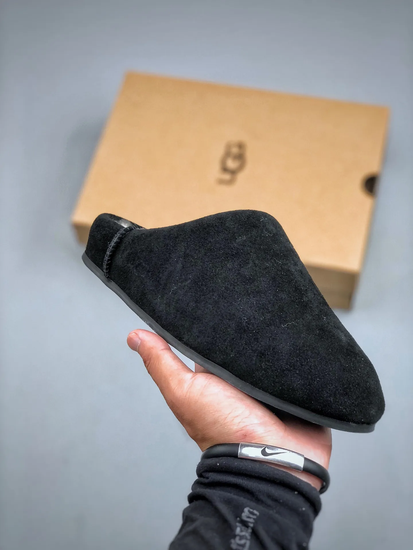 Local pick-up💰560 supports store placement. The top version of ugg on the market. 25 new models. UGG Classic Micro. Classic super mini. Classic boot type with lower cut design. Easy to match at home and out. Produced by a large foreign trade factory in Guangzhou. Toe to insole. Genuine sheep fur integrated. Independent outer box packaging. Chip with waterproof technology. Different from any version on the market. Independently developed original outsole and cashmere insole to keep you warm in winter and suitable for home use. In recent years, uug has launched a style series that is partially geared towards the preferences of young consumers and has also moved to the forefront of fashion trends. Shoe body material Water-repellent coated suede upper 17 mm UGGPURE™ implanted wool insole Lightweight non-slip and comfortable rubber outsole With brand LOGO trademark Comes with a full set of packaging Size: 35-40